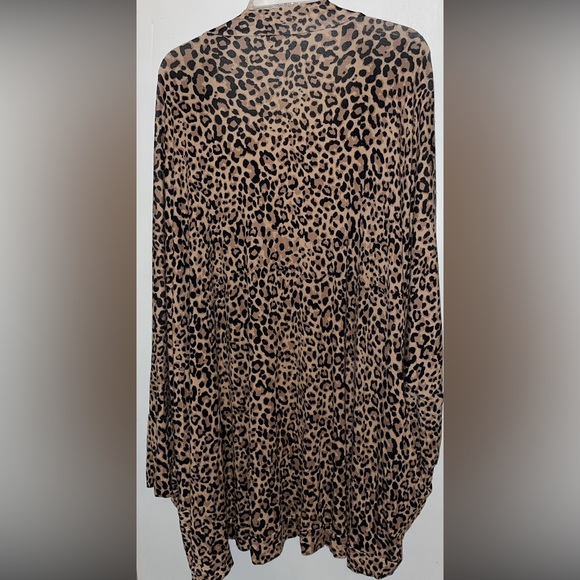 3X Cheetah 🐆 Cadigan. Has 2 pockets and is cuffed at the wrist. - Picture 6 of 7